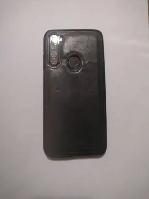 Сотовый телефон марки Redmi в корпусе черного цвета — 1 шт.