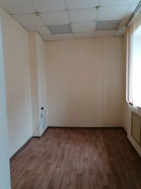 часть нежилого отдельно стоящего 2-х этажного здания с кадастровым номером 42:24:0501006:956, в том числе помещение обозначенное на поэтажном плане под № 31 (2 этаж) общей площадью                     11,5 кв.м, расположенного по адресу: г. Кемерово,  ул. Станционная, 2