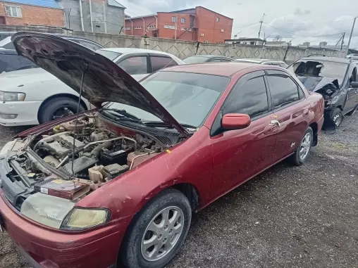 Автомобиль марки   MAZDA FAMILIA  г/н В319ВТ27,1986 г.в., № кузова BHA6R302328.красного цвета, имеются повреждения переднего бампера, вмятина на капоте.