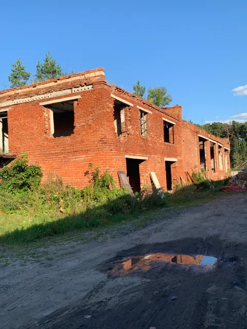 Нежилое производственное здание, 1985 года постройки, общей площадью 389,8 кв.м, кадастровый номер 66:46:0000000:927 и земельный участок, площадью 474,00 кв.м., кадастровый номер 66:46:0107001:171,  расположенные по адресу: г.Камышлов, ул.Пролетарская, д.113;