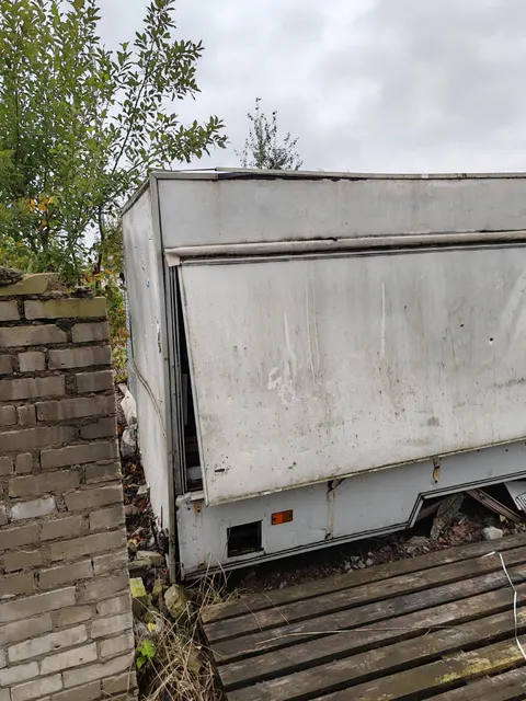 Автоприцеп белого цвета без государственного регистрационного знака, без колес, площадью 8 кв.м
