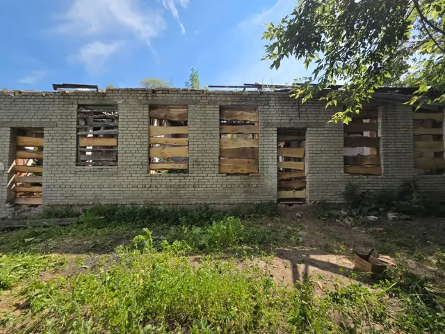 Здание, назначение: нежилое, площадь: 243,5 кв.м., этаж: 1, кадастровый номер: 45:16:041001:294, расположенное по адресу: Курганская область, муниципальный округ Притобольный, село Гладковское,  улица Школьная, дом 15; - земельный участок с кадастровым номером 45:16:041001:474, площадь 1850 кв. м, категория земель: земли населенных пунктов, вид разрешенного использования: для образовательного дошкольного учреждения .