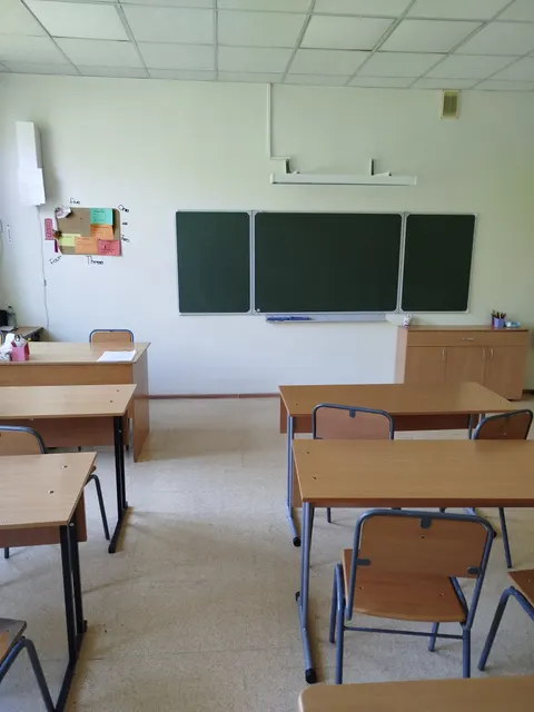 На право заключения договора аренды муниципального имущества: нежилое помещение общей площадью 37,2 кв.м., номер на поэтажном плане 3 (кабинет), расположенное на 3 этаже здания муниципального автономного общеобразовательного учреждения «Средняя общеобразовательная школа № 4» Находкинского городского округа.