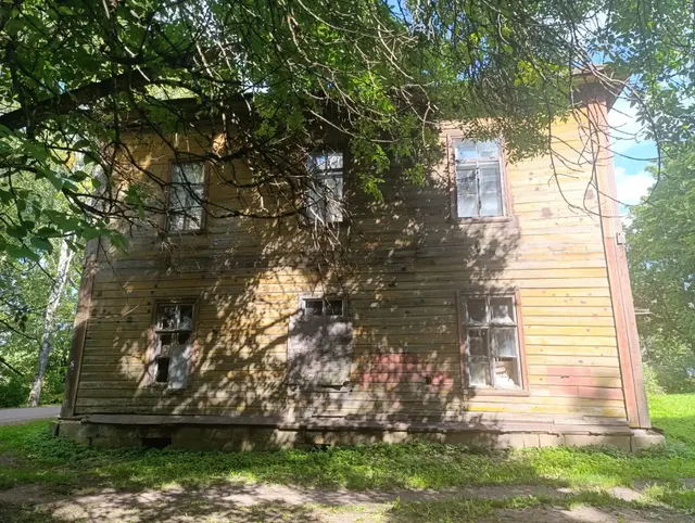 Нежилое здание – объект культурного наследия регионального значения «Жилой дом (деревянный)», кадастровый номер 47:22:0000000:13700, площадь 407,2 кв.м. по адресу: расположенное по адресу: Ленинградская область, Волосовский муниципальный район, п. Беседа