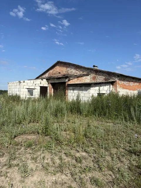 нежилое здание, наименование- коровник, площадь 1407,4  кв.м, кадастровый номер 32:26:0160102:96, адрес - Российская Федерация, Брянская область, Трубчевский муниципальный район, Селецкое сельское поселение, территория Хотьяновская, здание 1, земельный участок из земель сельскохозяйственного назначения кадастровый номер 32:26:0160102:208, адрес: Российская Федерация, Брянская область, Трубчевский муниципальный район,Селецкое сельское поселение, территория Хотьяновская, зу 1, площадь 4217 кв.м.