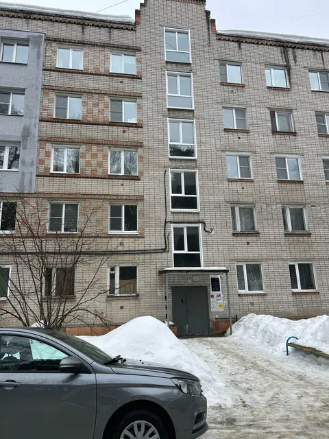 Доля 39/100 в квартире, состоящей из трех жилых комнат