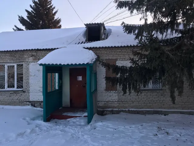 Земельный участок с кадастровым номером 54:04:010109:21, площадью 690+/-18 кв.м., РНФИ:П11550002138, с расположенными на нем объектами: нежилое здание с кадастровым номером:  54:04:010109:116, общей площадью 102,4 кв.м., РНФИ: П12550011240, нежилое здание (гараж) с кадастровым номером:  54:04:010109:117, общей площадью 39,1 кв.м., РНФИ: П12550011239 по адресу: Новосибирская область, Венгеровский район, с. Венгерово, ул. Добролюбова, д.3