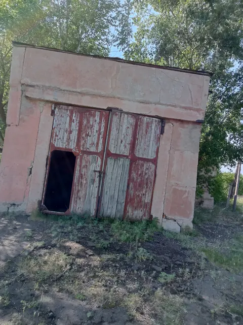 Нежилое здание с земельным участком (здание картофелехранилища)