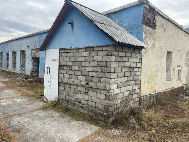 Нежилое здание и земельный участок