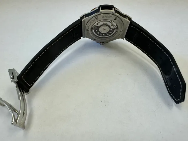 Наручные часы «Hublot Big Bang Jeans Carat 341.SX.2710.NR.1901.JEANS»Корпус круглый из металла серебристого цвета со вставкой из прозрачных камней по кругу. Ремешок из материала синего цвета с замком из металла серебристого цвета, на оборотной стороне надпись «HUBLOT», «BIG BANG», «№ 055/250», «993388», б/у