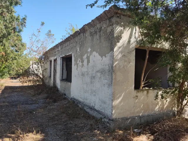 Нежилое здание площадью 664,5 кв. м, кадастровый номер 90:13:040501:1236, с расположенным под ним земельным участком площадью 2112 кв. м, кадастровый номер 90:13:040501:1237 (категория земель – земли населенных пунктов; вид разрешенного использования – бытовое обслуживание), по адресу: Республика Крым, Советский р-н, с. Надежда, ул. Мира, д. 16.