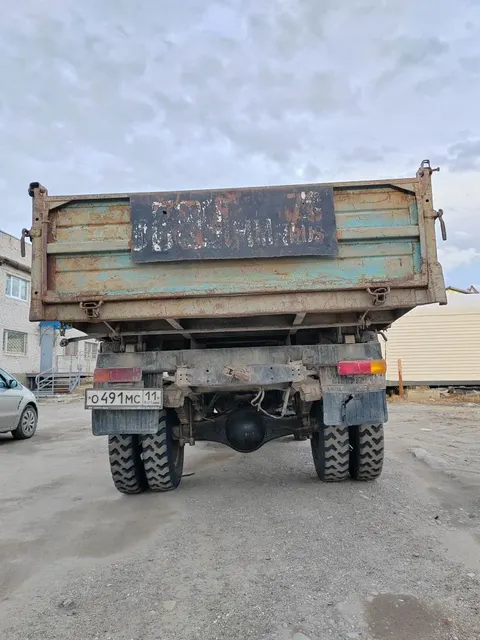 Автомобиль ГАЗ-САЗ 35071, г.в. 1996, VIN: XTH330900T0787163, г/н: О491МС11, Документы: Нет, Ключи: Нет, Примечание: В ходе внешнего осмотра установлено наличие колес, запасное колесо, кузов бортовой, кабина, фары, заднее стекло в кабине разбито, лобовое стекло в кабине имеет трещины. В кабине имеются сидения, руль, педали. АС ПИБИ: 11-009067-1