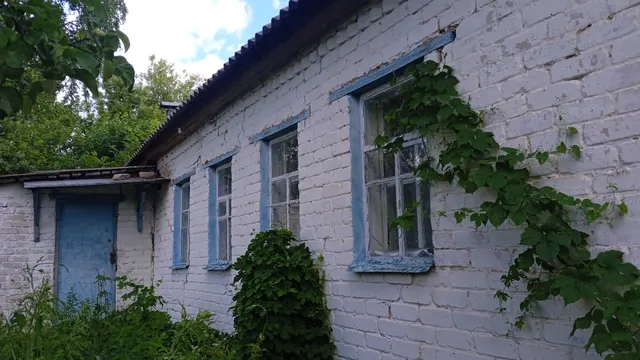 Жилой дом (индивидуальный жилой дом),  КН 48:06:1020106:12, 1964 года постройки, площадью 59,6 кв. м,  расположенный на земельном участке, КН 48:06:1020106:1, площадью 3 815 кв. м,  местоположение: Липецкая область, Долгоруковский округ, с.Большая Боевка, ул.Школьная, д.18