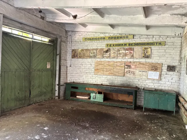 Гараж площадью 40,2 кв. м  с кадастровым номером 32:04:0220601:391 и земельный участок под ним площадью 48 кв. м с кадастровым номером 32:04:0220601:152