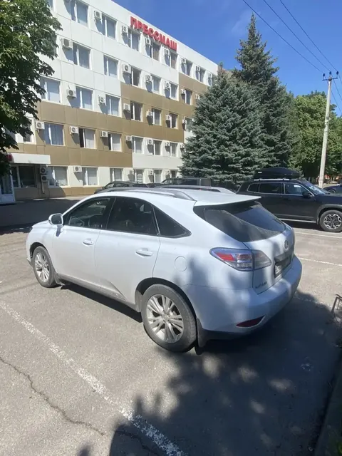 Легковой автомобиль Lexus RX 450h, 2011 г.в., г/н С400НХ161, VIN JTJBC11А302045500, белого цвета, резина KUMNO 235/55R19, остаток 60%, сколы краски переднего бампера слева, царапины по кузову, состояние удовлетворительное, должник ООО Виват+  (ИНН 6154107996), (Поручение ТУ Росимущества в РО от 09.10.2026 № 61-1801-У). Адрес (местоположение): Ростовская область, г.  Таганрог, Поляковское шоссе, д. 16.