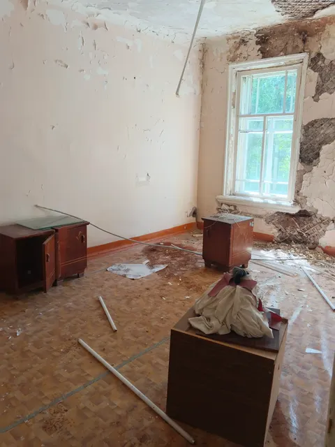 Нежилое здание с земельным участком
