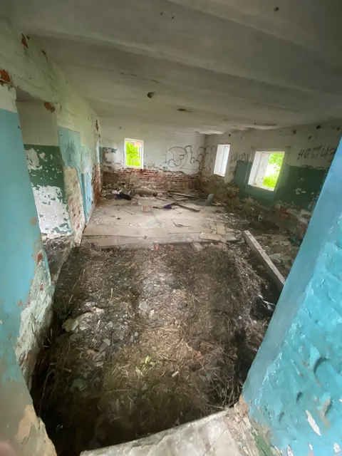 Нежилое здание с прилегающим земельным участком
