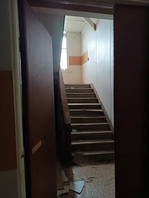 Нежилое здание с прилегающим земельным участком