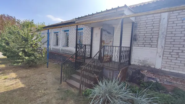 Комплекс им-ва Адрес: Белгородская область, р-н Чернянский, п. Чернянка, ул. 20 Годовщина Октября, 26 (д. 26): 1. ЗУ Пл.: 127 +/- 4 кв.м. КН 31:08:1703010:532 Категория земель: ЗНП ВРИ: Социальное обслуживание; 2. Здание Пл. 62.7 кв.м. КН 31:08:1703010:535