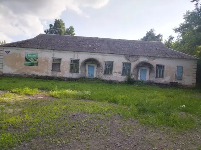 Недвижимое имущество: Здание, назначение: нежилое, площадь: 332,3 кв.м., количество этажей, в том числе подземных: 1, в том числе подземных 0, кадастровый номер: 46:06:180802:151, год завершения строительства 1964, расположенное на земельном участке, категория земель: земли населенных пунктов, вид разрешенного использования: культурное развитие, площадь: 780 кв.м., кадастровый номер: 46:06:180802:148