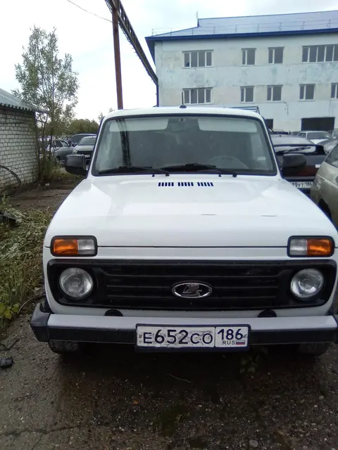 Автомобиль марки ЛАДА 212140 4х4, г.р.з. Е652СО186, VIN XTA212140P2453907, 2022 г.в., ТС обременено ЗАЛОГОМ. По общему правилу при переходе права собственности залог сохраняется в соответствии со ст. 353 ГК РФ; приобретатель имущества приобретает права и несет обязанности залогодателя. Риски, связанные с сохранением залога и возможностью обращения взыскания на предмет залога, несет приобретатель. ТС имеет ограничения ФССП на регистрационные действия (ключи и документы отсутствуют)