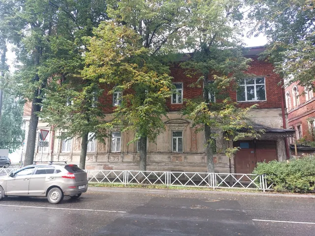 административное здание, объект культурного наследия местного (муниципального) значения «Дом купцов Расторгуевых», 1860 г., 1916 г., включенный в единый государственный реестр объектов культурного наследия (памятников истории и культуры) народов Российской Федерации, расположенное по адресу: Ярославская область, г. Рыбинск, ул. Ломоносова, д. 22.