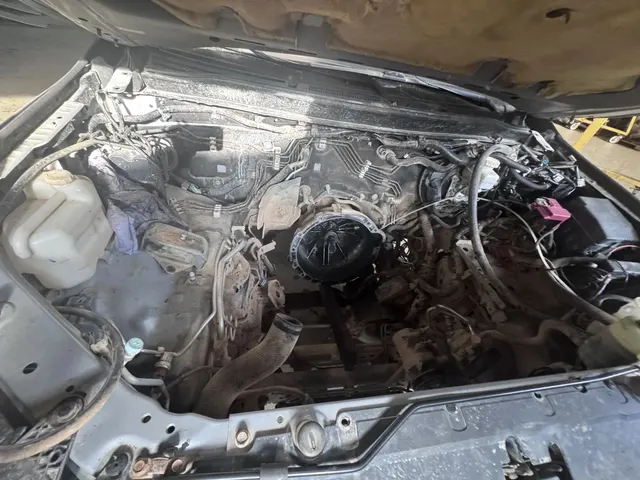 Транспортное средство Mitsubishi L 200 2.4, 2017 года выпуска, цвет -серебристый, VIN MMCJJKL10HH032461, государственный номер М822ОР29. Состояние ТС: не на ходу, неисправен двигатель, сколы и потертости по кузову, разбито правое зеркало и поворотник на левом зеркале, под капотом часть агрегатов изъято