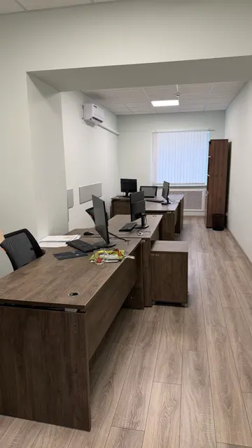 Часть нежилого помещения с кадастровым номером: 15:09:0030802:1810, общей площадью 1648,1 кв. м., а именно кабинет № 310 площадью 27,8 кв. м., расположенный на третьем этаже здания, находящегося по адресу: Республика Северная Осетия - Алания, г. Владикавказ, проспект Доватора, д 12.