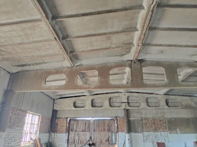 Нежилое здание с земельным участком