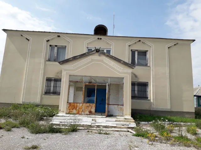 Нежилое административное здание с земельным участком