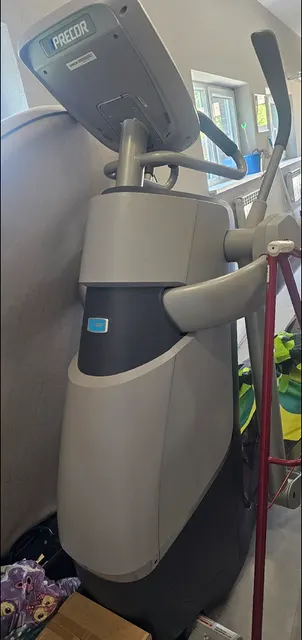 Беговая дорожка PRECOR AKBKB01180028, черно-белого цвета, б/у, должник Кушнарева О.В., (Поручение ТУ Росимущества в РО от 27.08.2026 № 61-1454-У). Адрес (местоположение): Ростовская область, п. Парковый, х. Рабатский, ул. Парковая, д. 8.