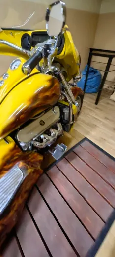Мотоцикл Boss Hoss BHC-9 Coupe Trike, 2014 г.в., VIN 1B9KBVC76FD285014, г.н. 6788АА51, цвет желтый, внешний вид удовлетворительный, количество колес - 3, дополнительное кресло для пассажира с багажником. Работоспособность не проверялась. Расположенный по адресу: г. Мурманск, пр-кт Кольский, 8-10, АГ 12. Должник Задворный Ю.В.