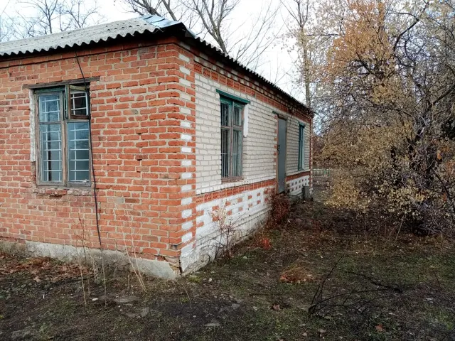 Нежилое здание, общая площадь 200,9 кв.м., назначение: нежилое, литер: А, количество этажей: 1, кадастровый номер 61:35:0080301:249, год завершения строительства: 1987, расположенное по адресу: Ростовская область, р-н Семикаракорский, х. Старая Станица, пер. Центральный, д. 11. Приватизация здания осуществляется одновременно с отчуждением победителю аукциона в собственность земельного участка площадью 926 кв.м, кадастровый номер 61:35:0080301:141. Цена выкупа земельного участка 152000,00 руб.