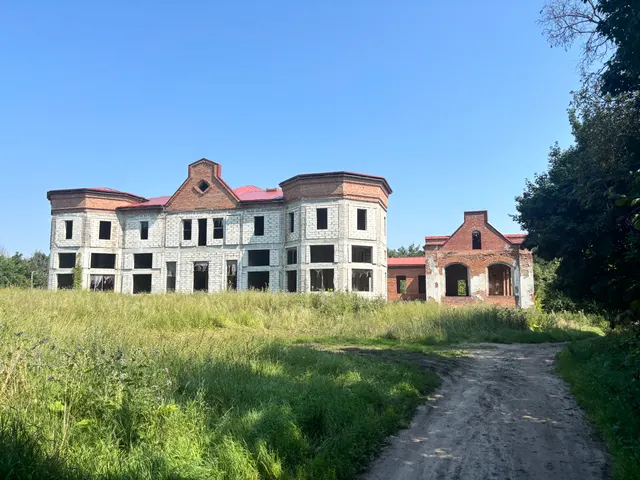 Продажа находящихся в федеральной собственности объектов недвижимого имущества общей площадью 1 835,4 кв. метра (кадастровые номера 68:05:0601014:84, 68:05:0601014:114, 68:05:0601014:155), адрес: Российская Федерация, Тамбовская область, муниципальный округ Инжавинский, село Караул, улица Кооперативная, строение 1к, строение 2к, строение 3к соответственно, являющихся объектами культурного наследия федерального значения, находящимися в неудовлетворительном состоянии.