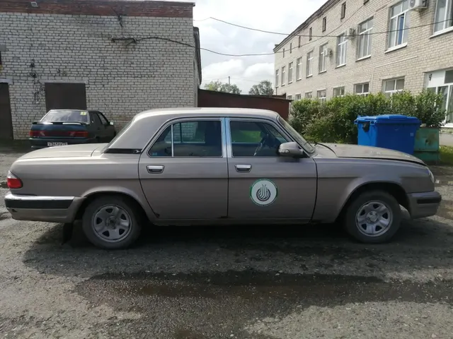 ГАЗ-31105