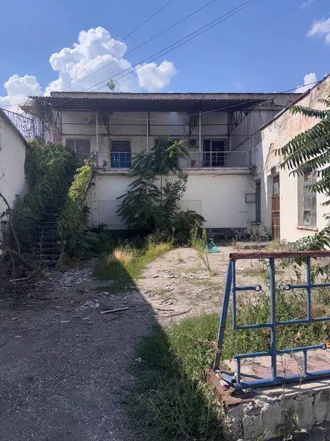 Продажа муниципального имущества (нежилые здания) расположенного по адресу: Республика Крым, г. Симферополь, ул. Москалева/ул. Западная, д. 15/1 - общей площадью 880,7 кв. м, расположенные на земельном участке общей площадью 931 +/- 43 кв. м, с кадастровым номером 90:22:010105:8051.