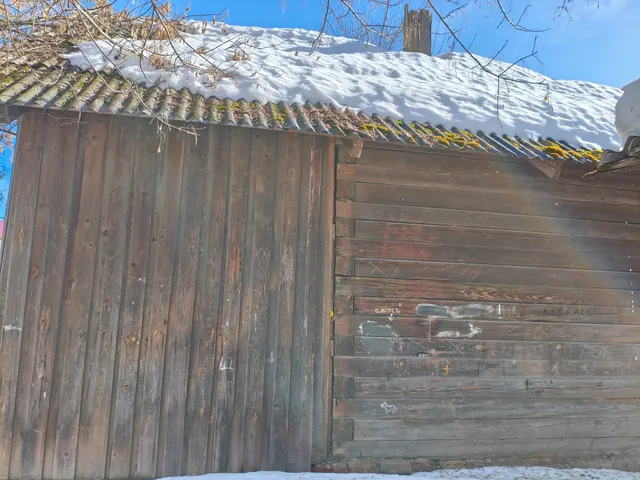 Нежилое здание, площадь 28 кв.м, кадастровый номер 43:07:010133:1159, 1946 г. постройки, назначение: нежилое здание, земельный участок, площадь 133 кв.м, кадастровый номер 43:07:010133:1153, категория земель:  земли населенных пунктов, расположенные по адресу:  Кировская область, Вятскополянский район, г. Сосновка,  ул. Октябрьская, 41