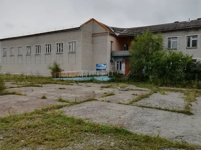 Нежилое здание(школа на 30 мест), площадью 1 571,3 кв.м., кадастровый номер 28:11:010330:88, расположенное по адресу:  Амурская область, Бурейский район, с.Семеновка , с земельным участком, площадью 12 128 кв.м, кадастровый номер 28:11:010330:17,  расположенным по адресу:  Амурская область, Бурейский район, с.Семеновка