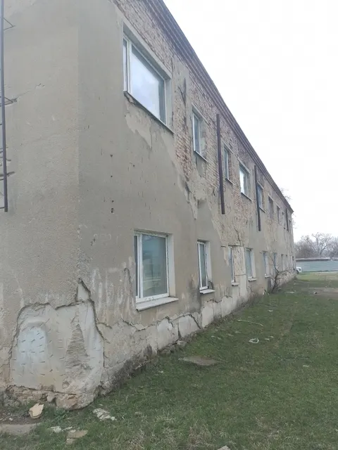 Здание, местоположение: Ставропольский край, Александровский район,                                 п. Новокавказский, ул. Школьная, д.2, кадастровый номер: 26:18:130219:111, назначение – нежилое, площадь: 558,8 кв.м. Земельный участок, местоположение: Ставропольский край, Александровский район, п. Новокавказский, ул. Школьная, д.2, кадастровый номер: 26:18:130219:17, площадь: 5290 кв.м., категория земель: земли населённых пунктов, разрешенное использование: для размещения зданий.