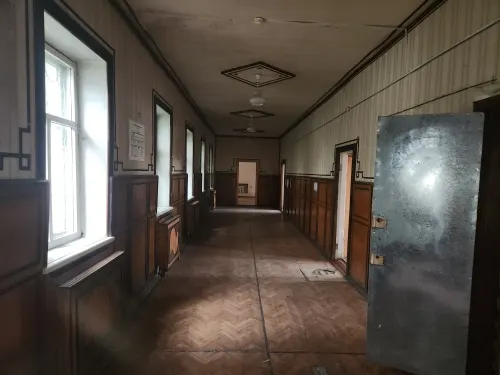 Здание административное и земельный участок