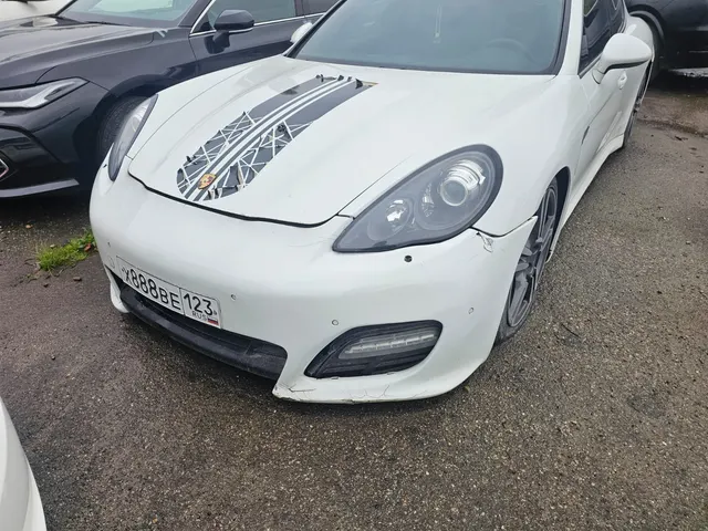 Автомобиль марки Porsche Panamera4 с государственным регистрационным знаком Х888ВЕ123 и ключ от автомобиля. Документы отсутствуют.