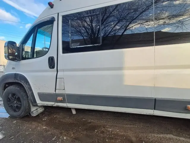Автобус длиной от 5 м до 8 м; FST; 613; 2014 г.в., г/н Р465КХ75, цвет белый, VIN: XUSFST613E0002905; Номер кузова (прицепа): ZFA25000002481561. ПТС отсутствует. ТС имеет на задней двери с правой стороны внизу вмятина, на заднем бампере с правой стороны имеется трещина, с левой стороны крыла внизу имеется трещины ЛКП (шпаклевка), на передней правой фаре имеется обломок линзы, на стекле внизу трещина