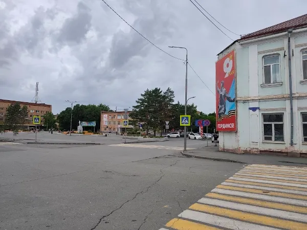 Нежилое здание общей площадью 388,3 кв.м, кадастровый номер: 25:32:010401:2010, 2-х этажное,  адрес: Приморский край, г. Спасск-Дальний,  ул. Ленинская, д. 16  с земельным участком площадью 406 кв.м,  с кадастровым номером 25:32:010401:2276, местоположение установлено относительно ориентира, расположенного в границах участка. Ориентир – здание. Почтовый адрес ориентира: Приморский край, г. Спасск-Дальний,  ул. Ленинская, д. 16