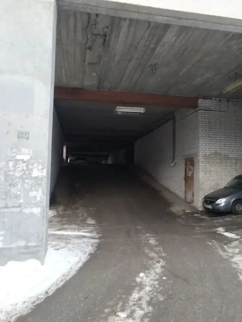 Помещение (гараж) с кад. № 16:50:110910:85, площадью 21,1 кв.м., расположенный по адресу: РТ, г. Казань, угол улиц Адоратского и Воровского, д.63, ГСК "Мирас". (1191 (2), Вараксин Е.Н.). Начальная стоимость 891 905,00 рублей.