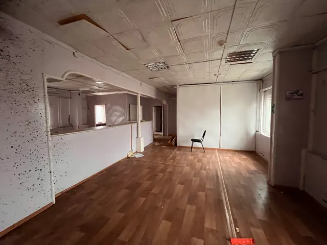 Административное здание с земельным участком