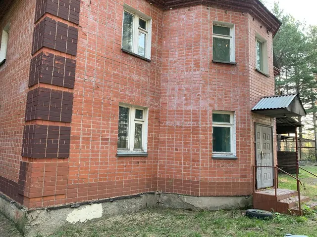 1. Здание лыжной базы, с кадастровым номером  42:20:0102042:89, площадью 305,5 кв.м., расположенное по адресу: Кемеровская область - Кузбасс, г.Анжеро-Судженск, ул.Чапаева, д.175а. 2.  Земельный участок, с кадастровым номером 42:20:0102042:3, площадью 4047,0 кв.м., расположенный по адресу: Кемеровская область, г.Анжеро-Судженск, ул.Чапаева, дом 175а. Категория земель: земли населенных пунктов.