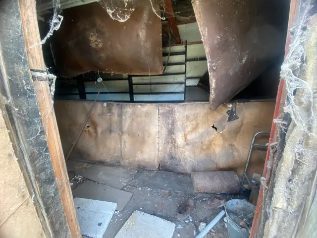Находящиеся в муниципальной собственности нежилое помещение с кадастровым номером 32:11:0000000:997, площадью 24,8 кв.м., расположенное на земельном участке с кадастровым номером 32:11:0000000:1773, площадью 123,0 кв.м., по адресу: Российская Федерация, Брянская область, муниципальный район Клетнянский, городское поселение Клетнянское, поселок Клетня, улица Вокзальная, д.12а
