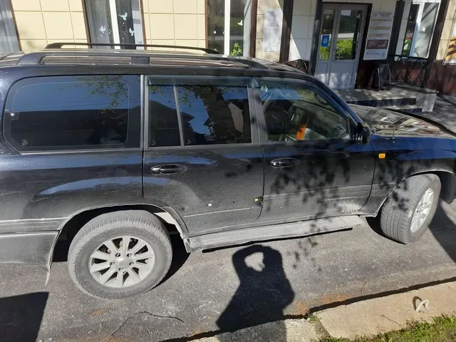 Автомобиль TOYOTA LAND CRUISER UZJ100L-GNAEKW, идентификационный номер (VIN) JTEHT05J402072055, марка, модель ТС TOYOTA LAND CRUISER UZJ100L-GNAEKW, наименование (тип ТС) легковой, категория ТС (А, В, С, D, прицеп) В, год изготовления ТС 2004, модель, № двигателя 2UZ9135521, шасси (рама) № JTEHT05J402072055, кузов (кабина, прицеп) № не установлен, цвет кузова (кабины, прицепа) черный, мощность двигателя, л.с. (кВт) 233,33 (175), рабочий объем двигателя, куб.см. 4664, тип двигателя бензиновый, па