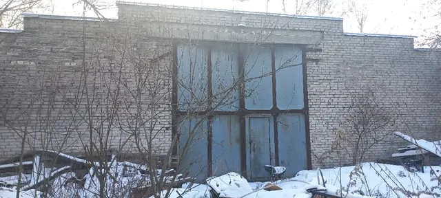 Нежилое здание склада с земельным участком, площадью 1202 кв.м