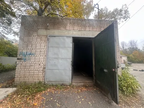 Земельный участок категории земель земли населенных пунктов, вид разрешенного использования - для размещения гаража, кадастровый номер 37:15:011608:15, площадь 39 кв.м., с расположенным на нем нежилым зданием гаража площадью 31,6 кв.м., с кадастровым номером 37:15:011607:17, по адресу: Ивановская область, р-н. Родниковский, г. Родники, пер. Школьный, д. 7